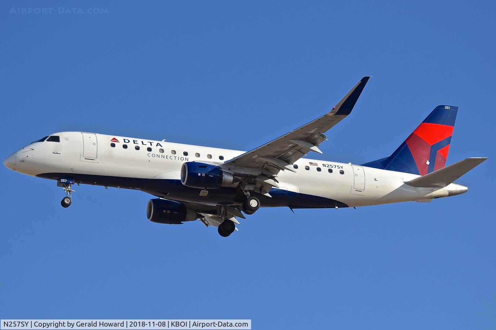 N257SY, 2017 Embraer 175LR (ERJ-170-200LR) C/N 17000648, Landing RWY 28R.