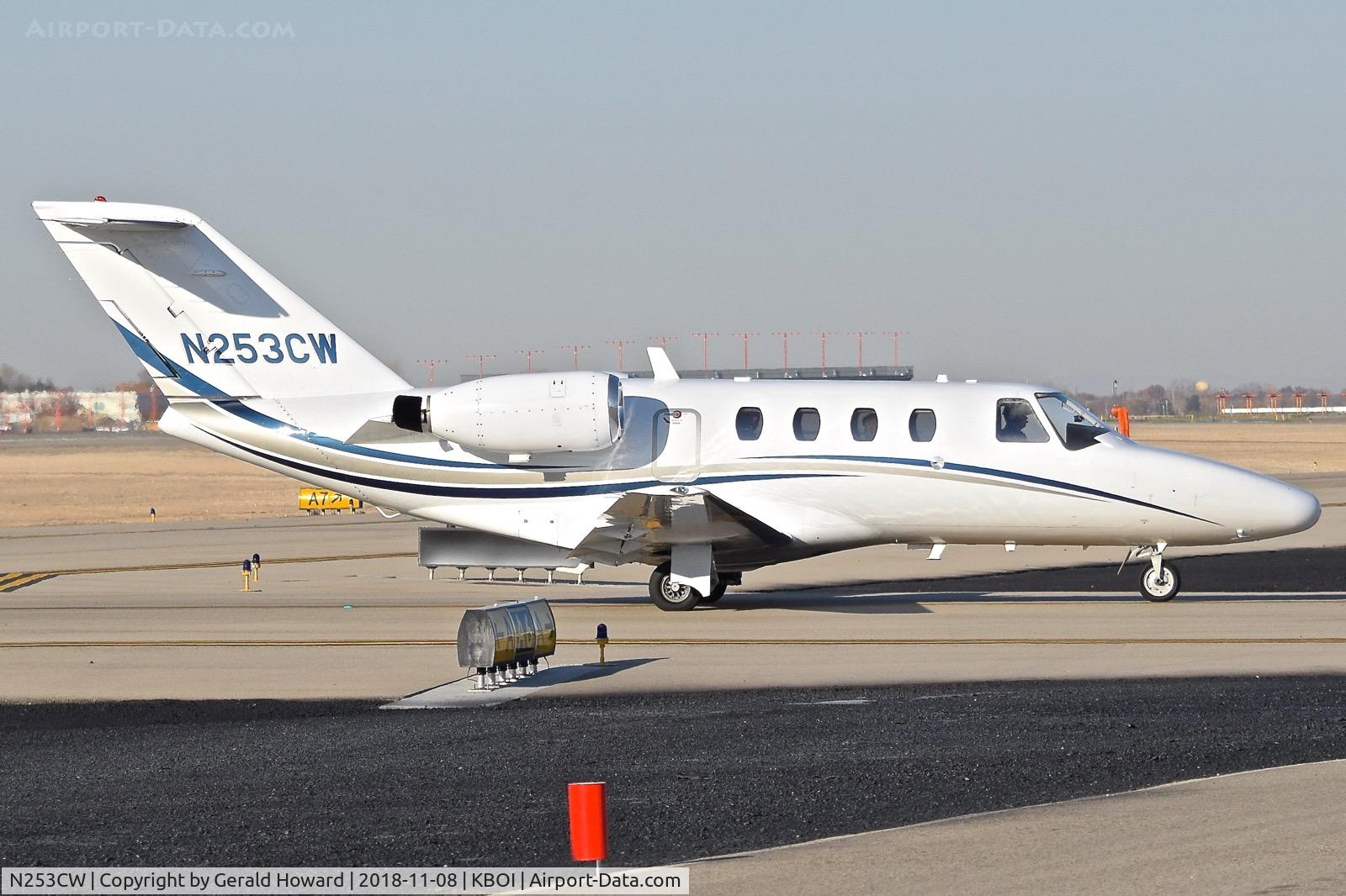 N253CW, 1998 Cessna 525 CitationJet C/N 525-0253, Taxiing onto the north GA ramp.