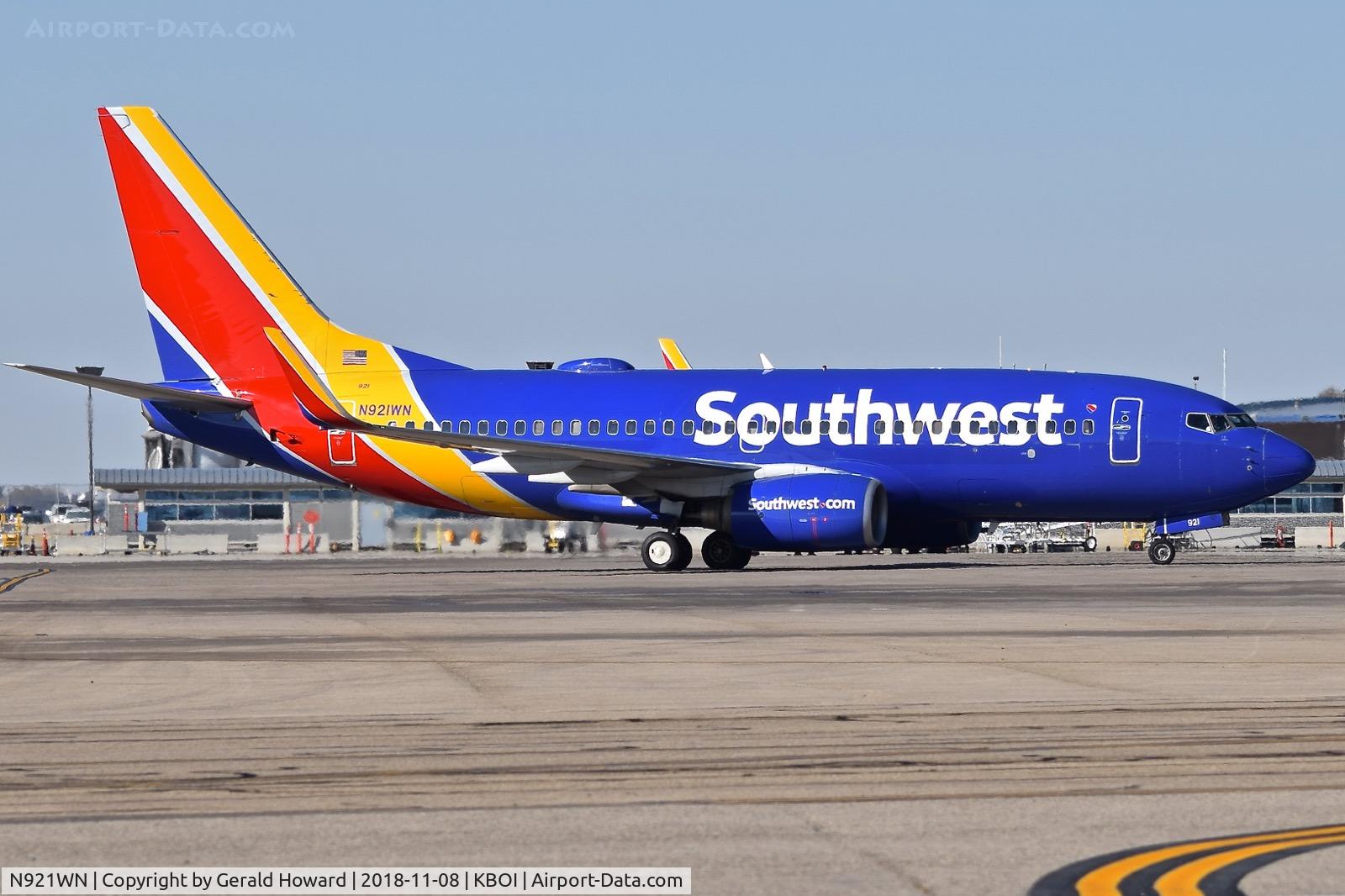 N921WN, 2008 Boeing 737-7H4 C/N 36626, On the ramp going to the gate.
