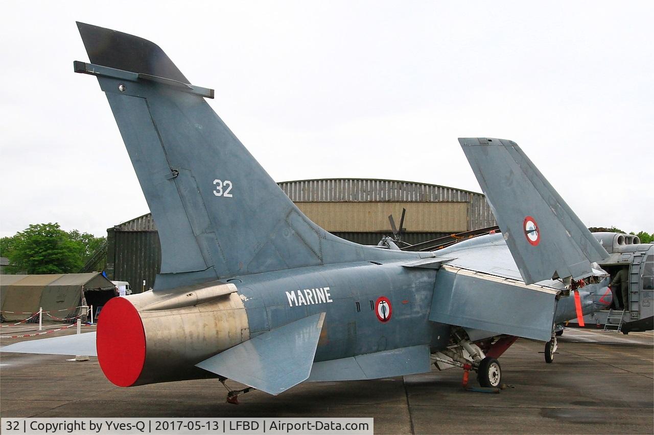32, Vought F-8E(FN) Crusader C/N 1249, Vought F-8E(FN) Crusader, C.A.E.A museum, Bordeaux-Merignac Air base 106 (LFBD-BOD)