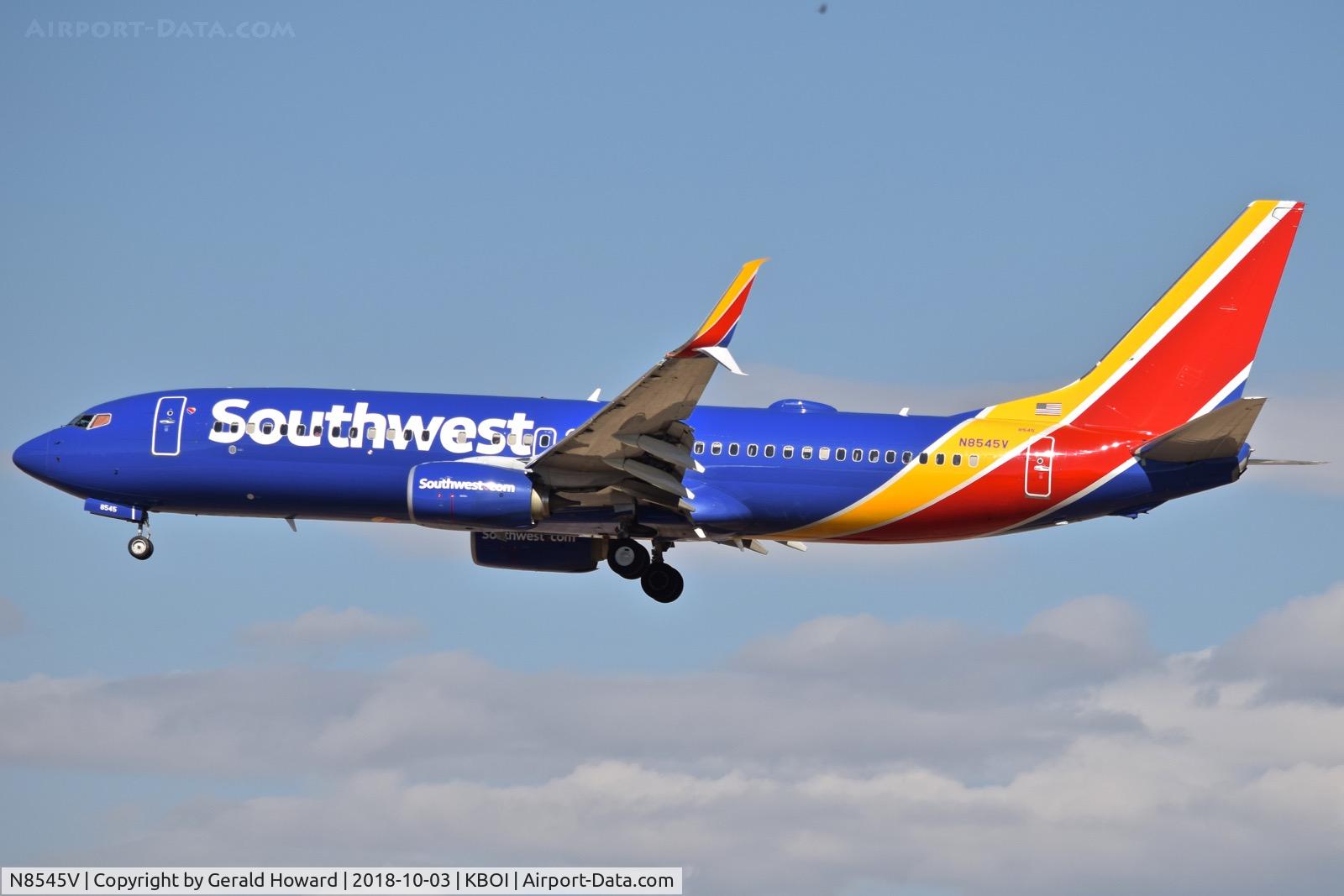 N8545V, 2017 Boeing 737-800 C/N 63573, Landing RWY 28R.