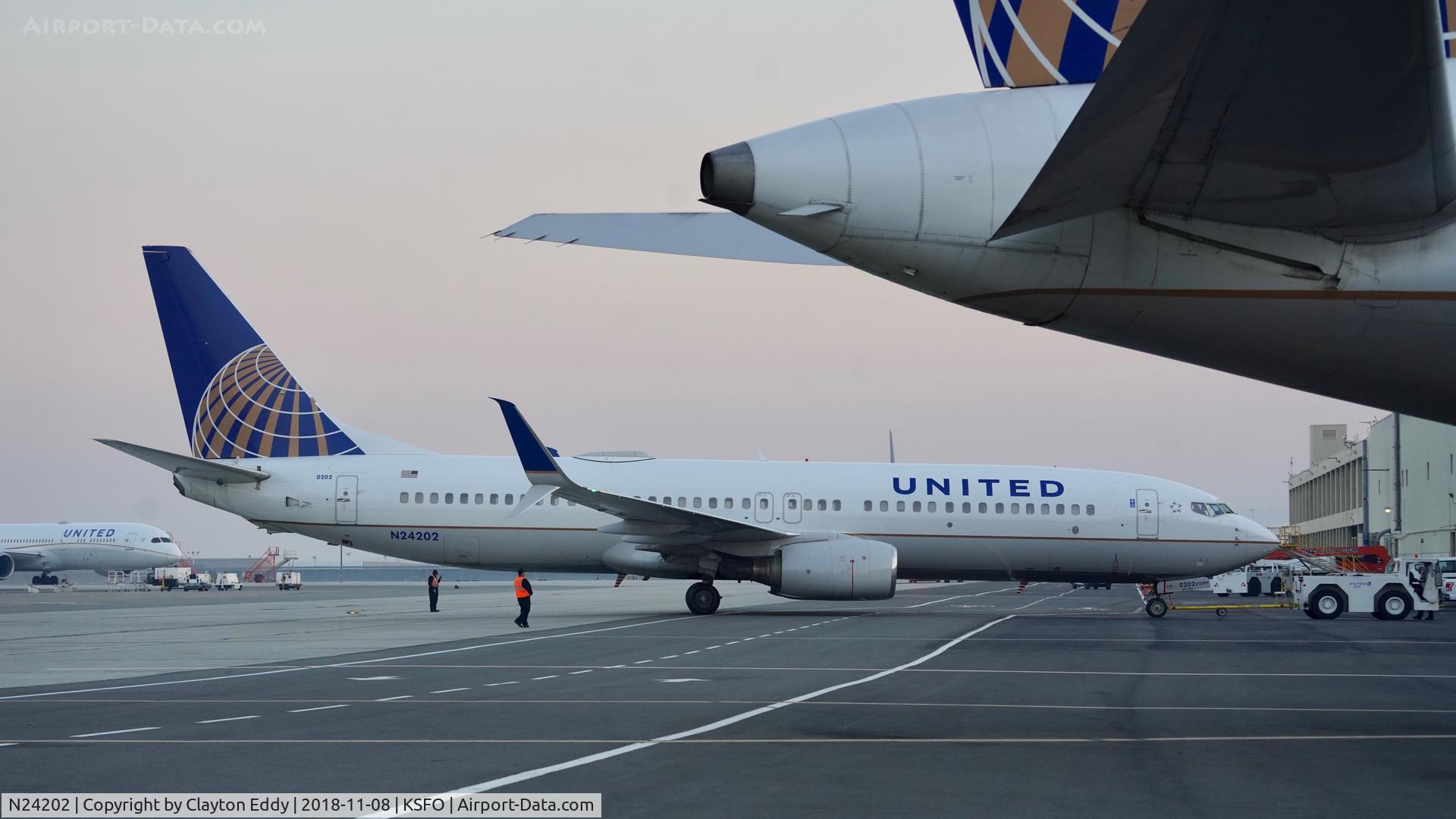 N24202, 2000 Boeing 737-824 C/N 30429, SFO 2018.