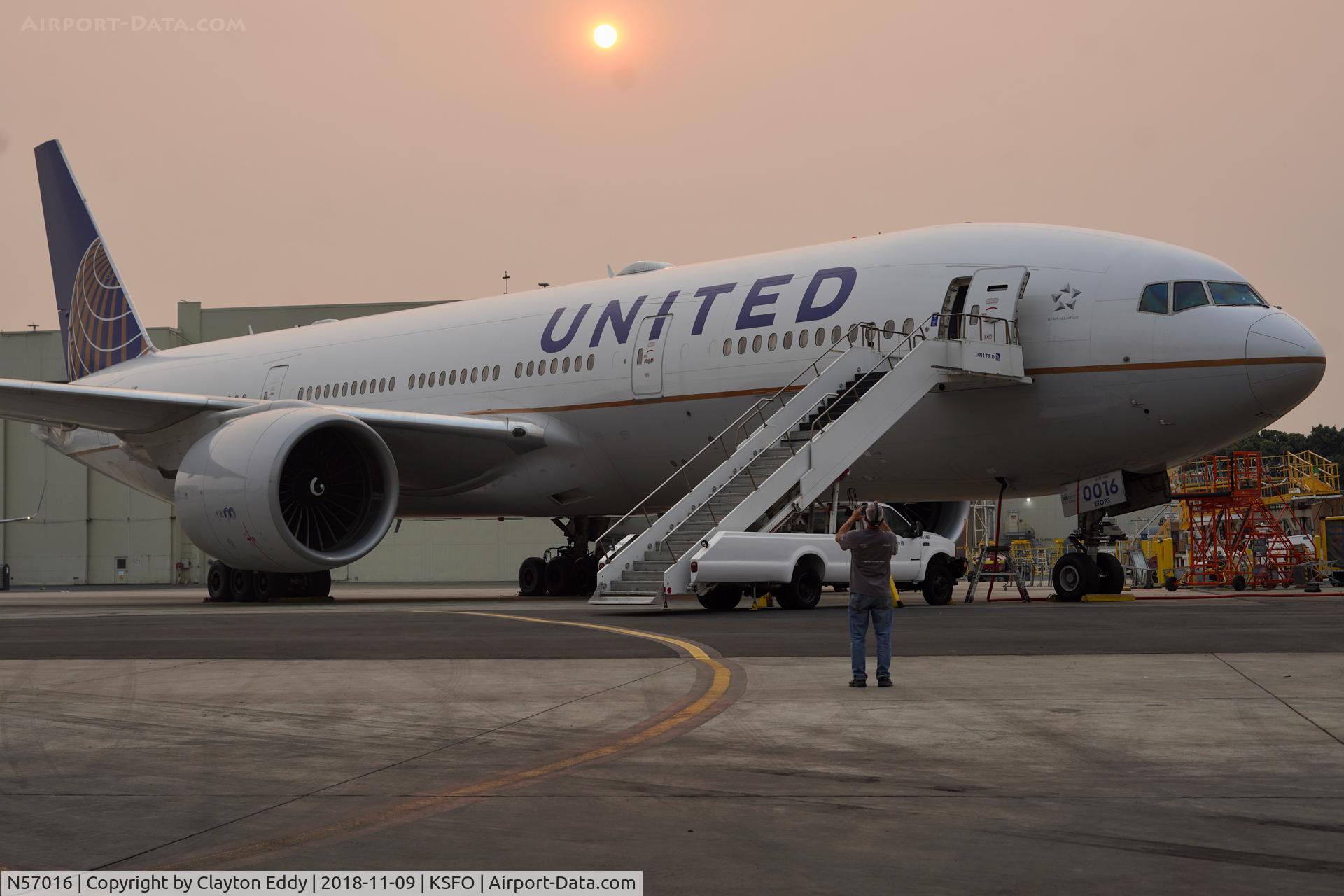 N57016, 2000 Boeing 777-224 C/N 28679, Smoke from Paradise California fire. SFO 2018.