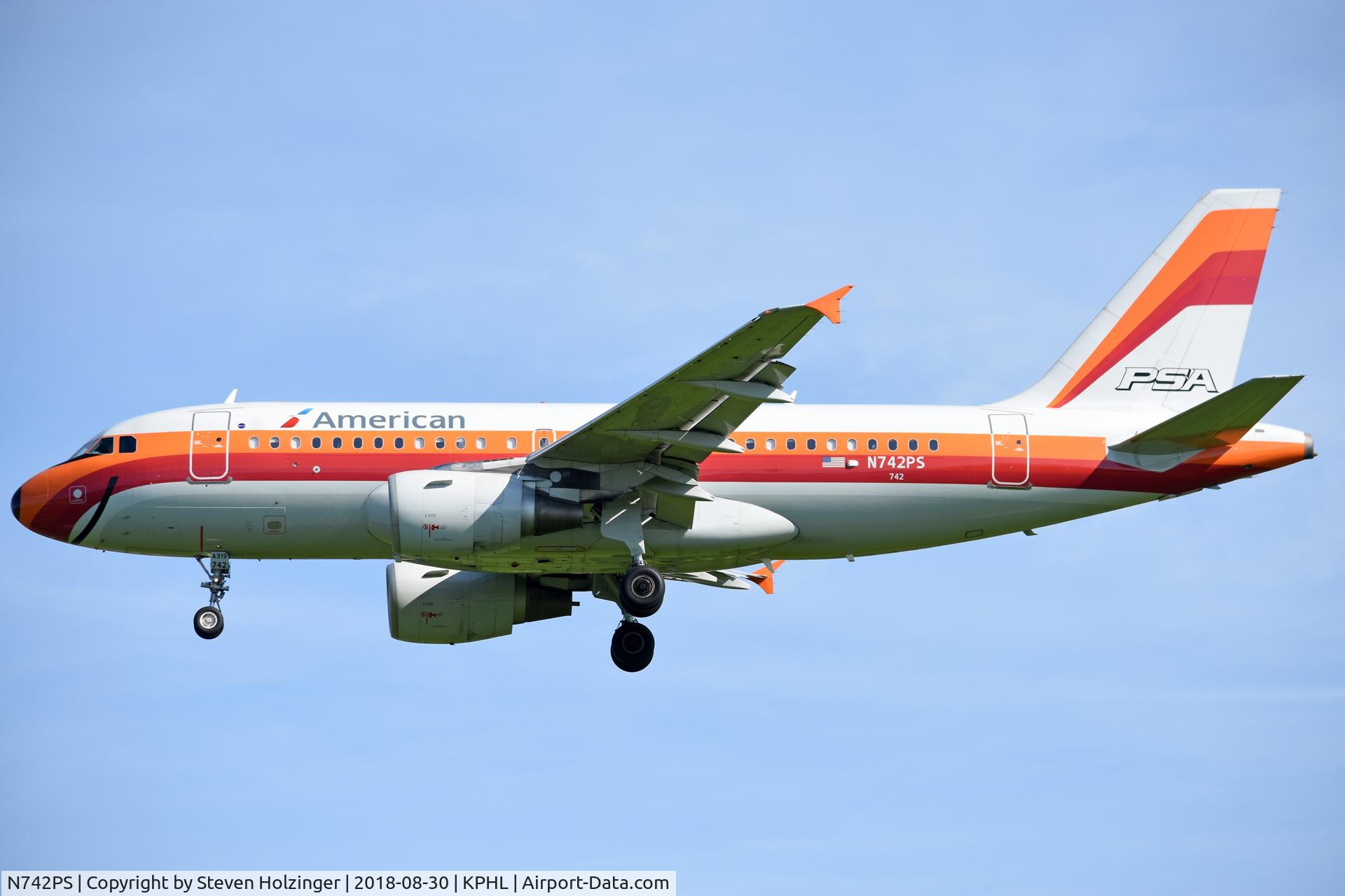 N742PS, 2000 Airbus A319-112 C/N 1275, On short final to PHL