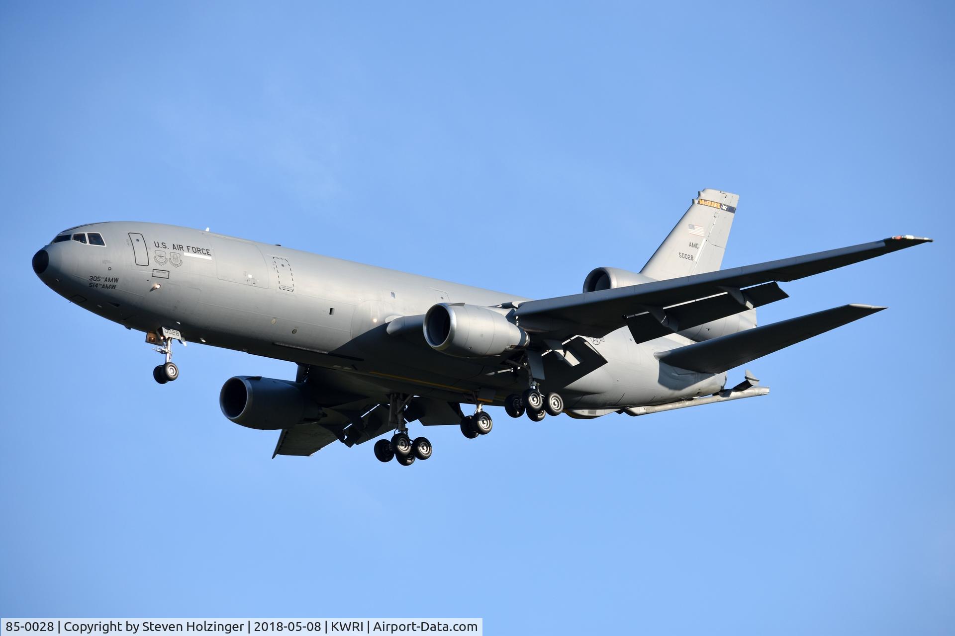 85-0028, 1985 McDonnell Douglas KC-10A Extender C/N 48233, Short final to McGuire after a training flight.