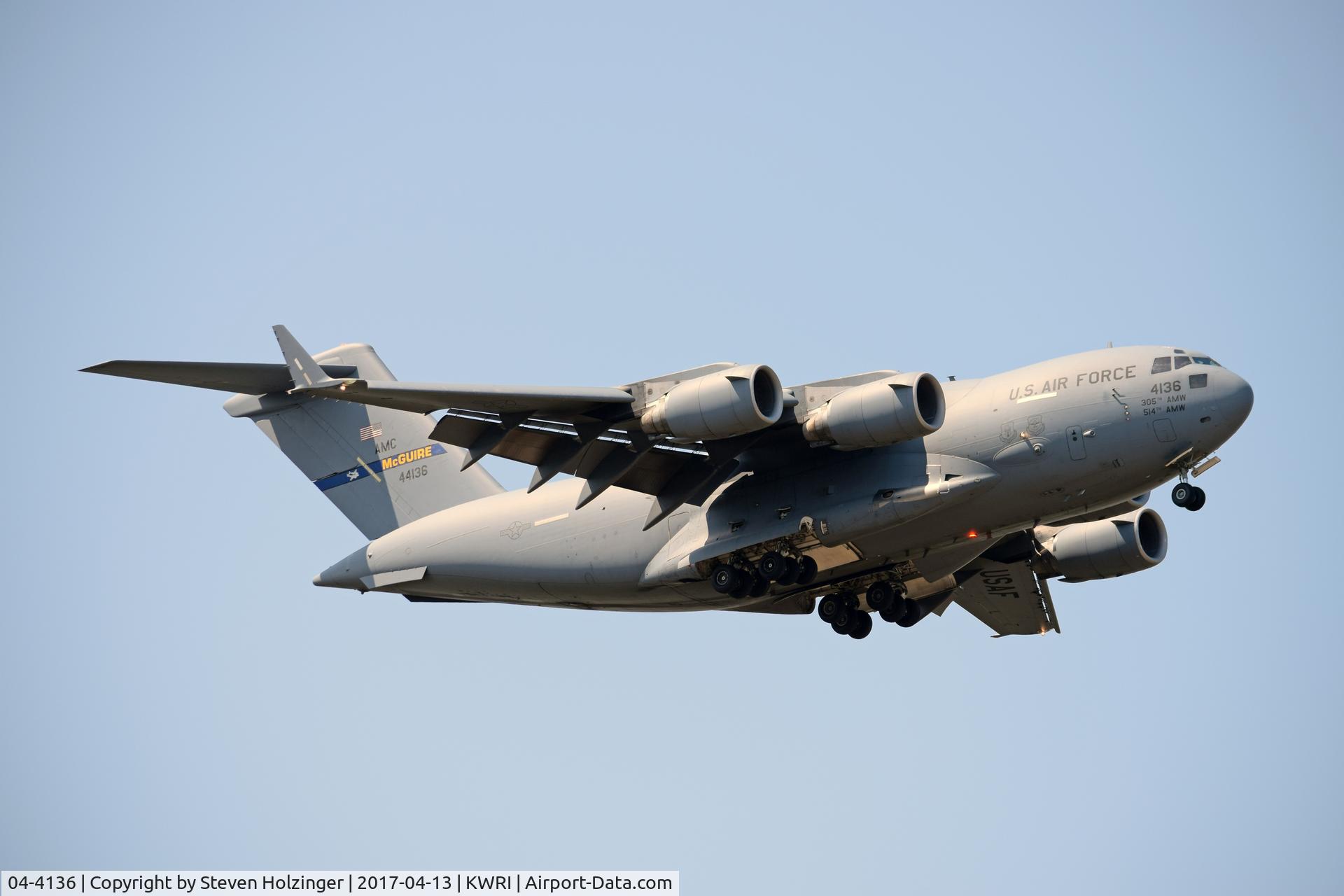 04-4136, 2004 Boeing C-17A Globemaster III C/N P-136, Working the pattern during a training flight.