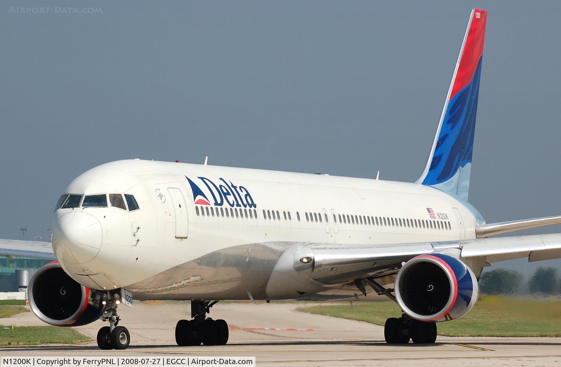 N1200K, 1998 Boeing 767-332 C/N 28457, Lining-up of Delta B763