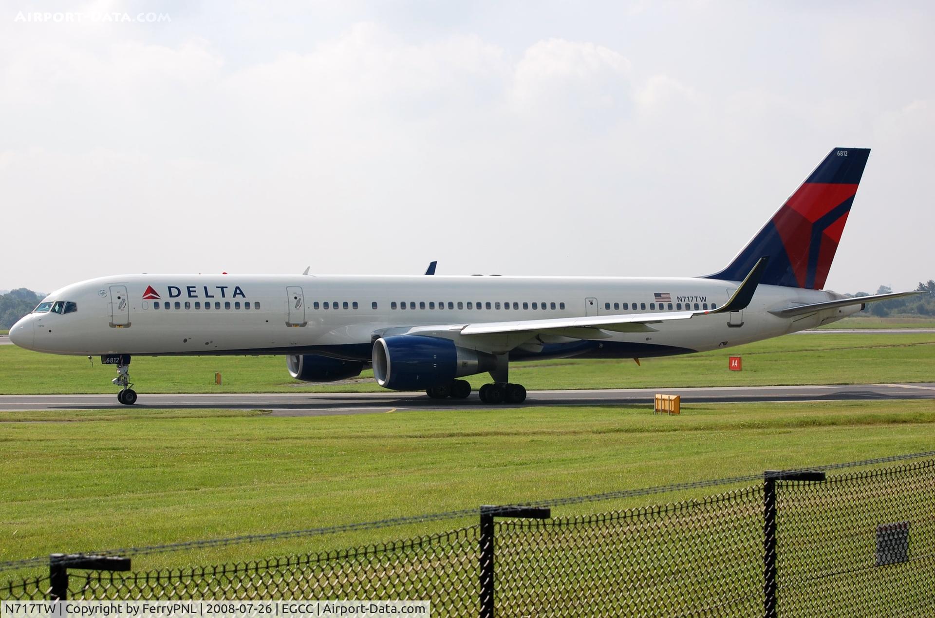 N717TW, 1999 Boeing 757-231 C/N 28485, Delta B752 taxying in