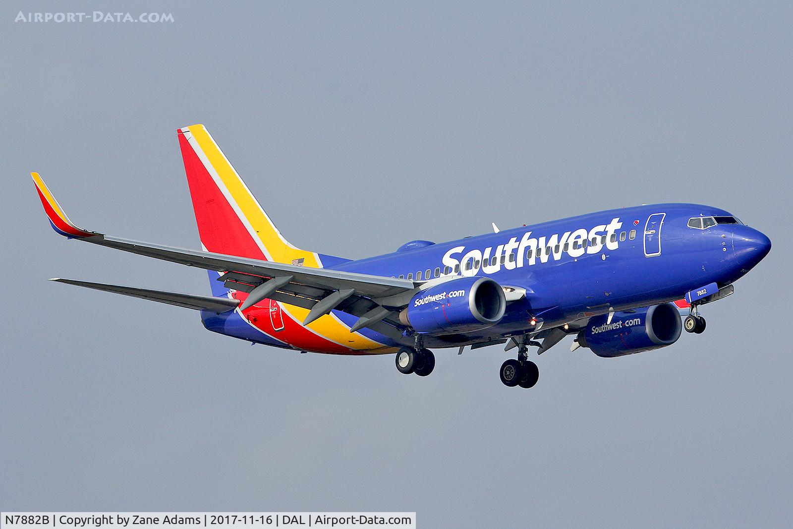 N7882B, 2000 Boeing 737-76Q C/N 30271, Arriving at Love Field - Dallas, TX