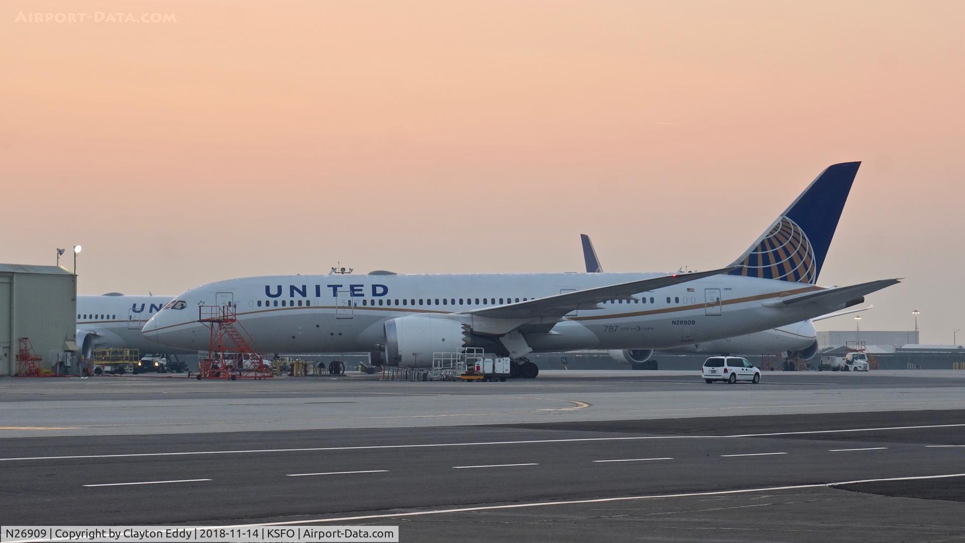 N26909, 2013 Boeing 787-8 Dreamliner C/N 34827, Smoke form Paradise fire. SFO 2018.