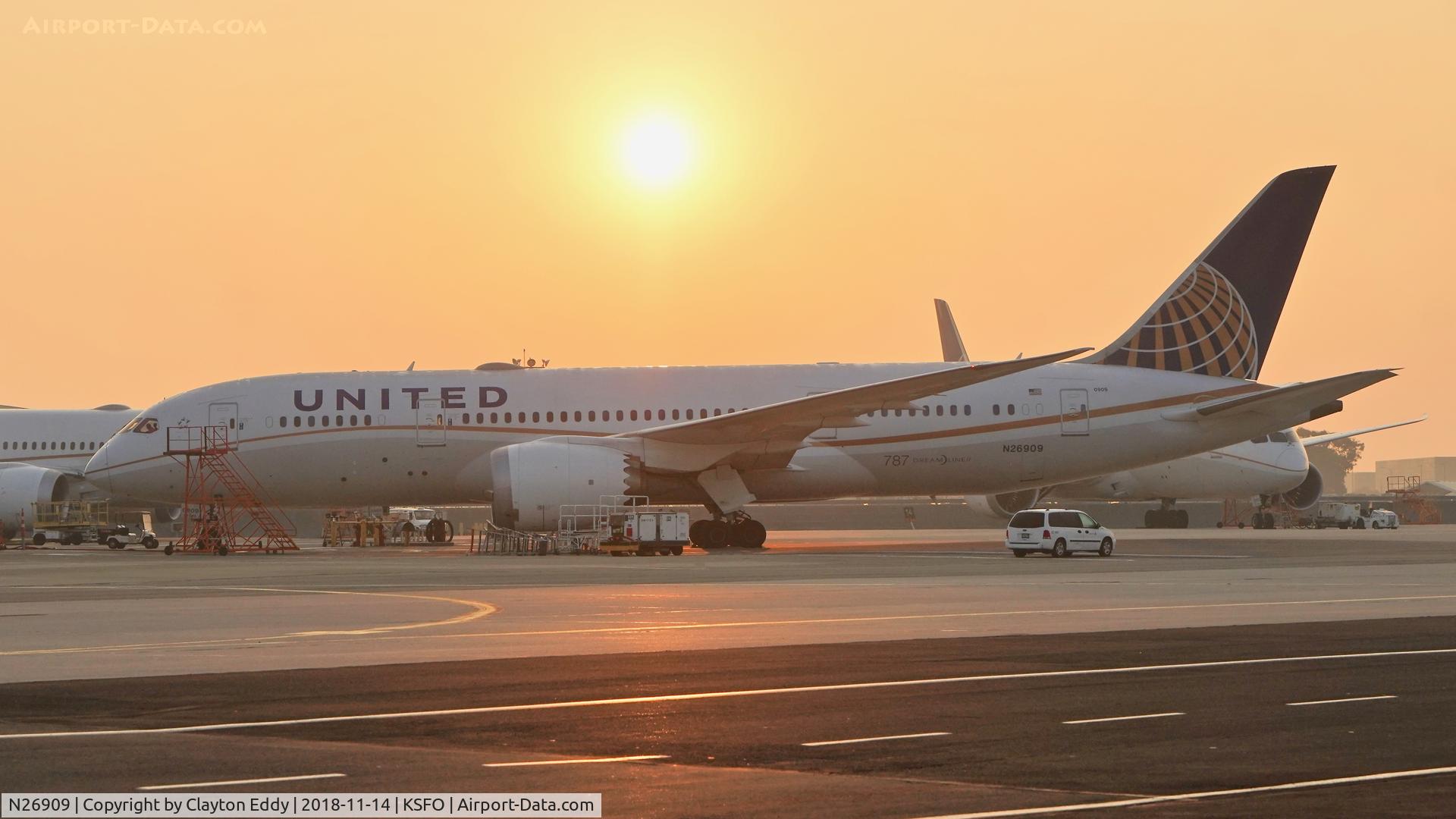 N26909, 2013 Boeing 787-8 Dreamliner C/N 34827, Smoke from Paradise fire. SFO 2018.