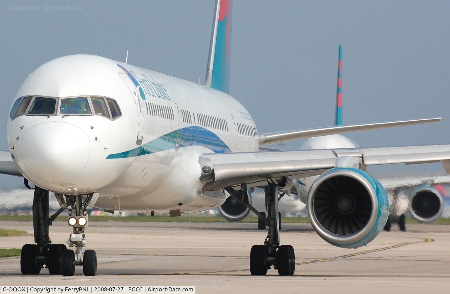 G-OOOX, 1993 Boeing 757-2Y0 C/N 26158, TCX B752 lining-up.