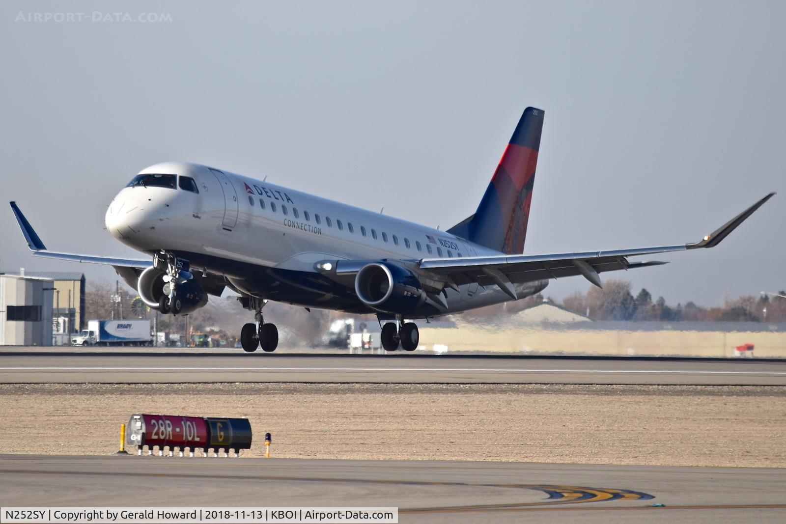N252SY, 2016 Embraer 175LR (ERJ-170-200LR) C/N 17000612, Landing RWY 10L.