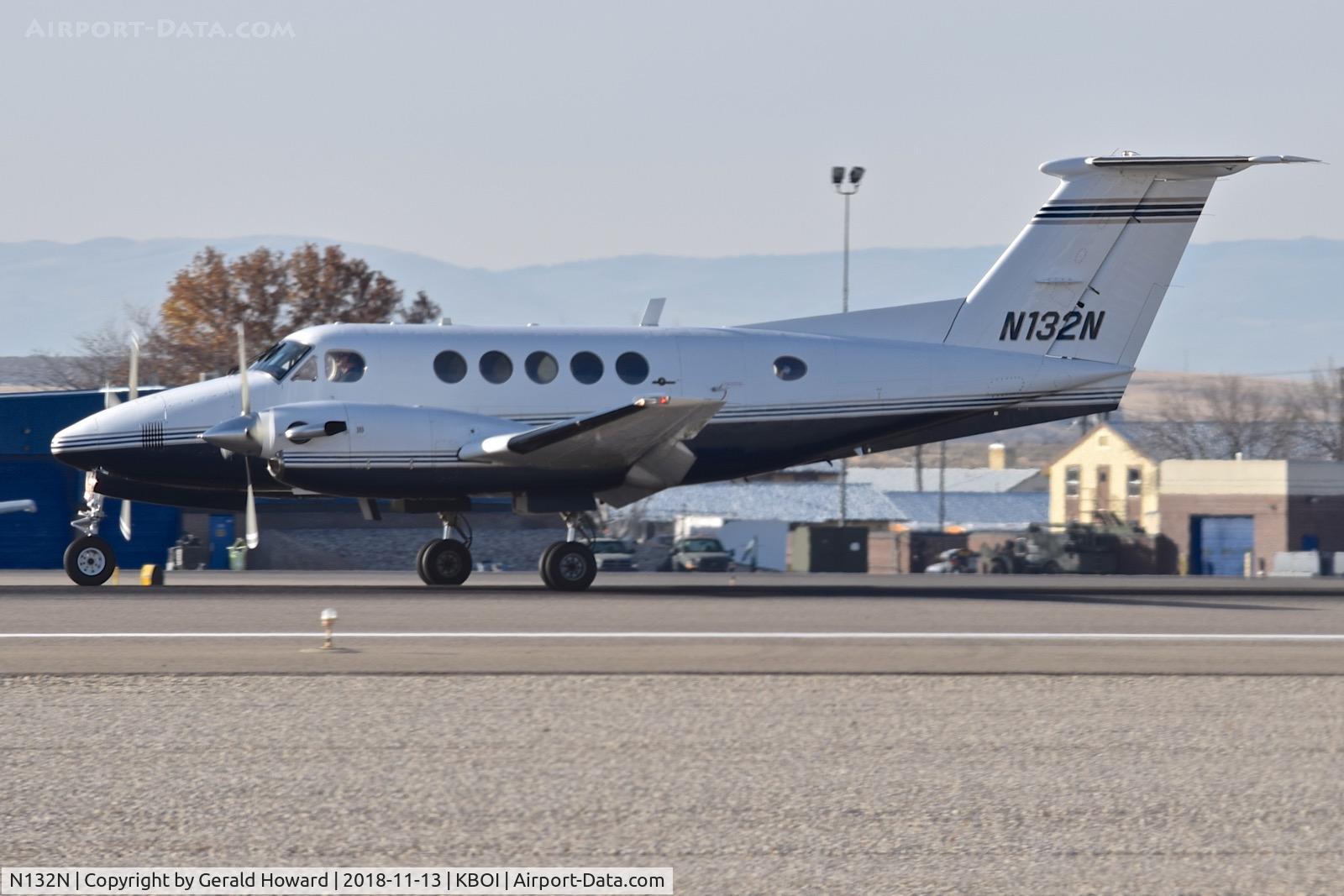 N132N, 1982 Beech B200 Super King Air King Air C/N BB-1053, Landing roll out on RWY 10L.