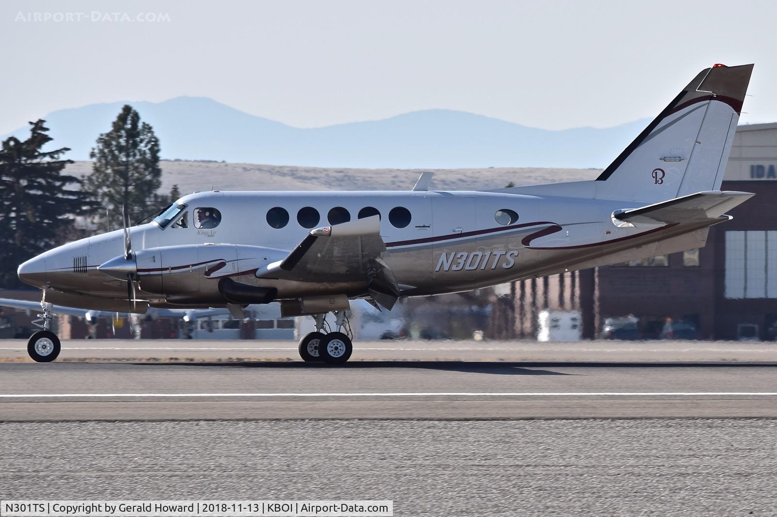 N301TS, 1979 Beech B100 King Air C/N BE-76, Landing roll out on RWY 10L.