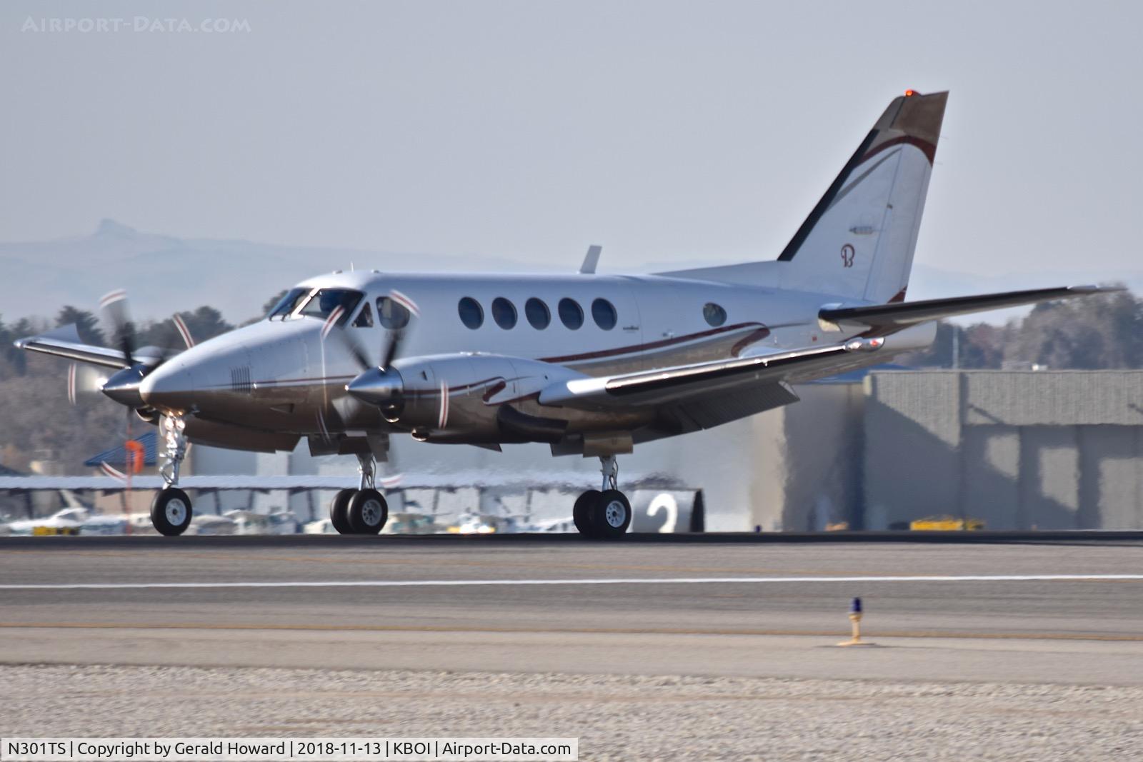 N301TS, 1979 Beech B100 King Air C/N BE-76, Landing RWY 10L.