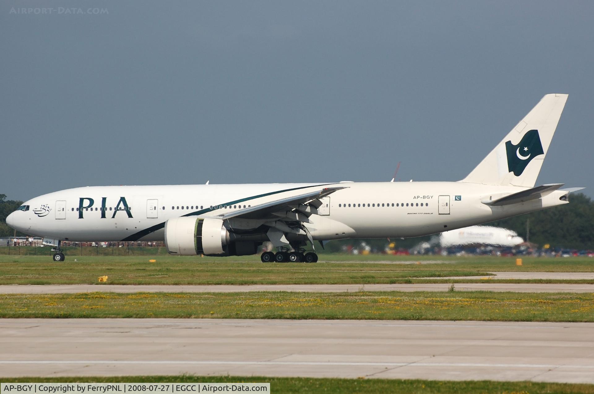 AP-BGY, 2005 Boeing 777-240/LR C/N 33781, Pakistan B772 landed on the far runway.