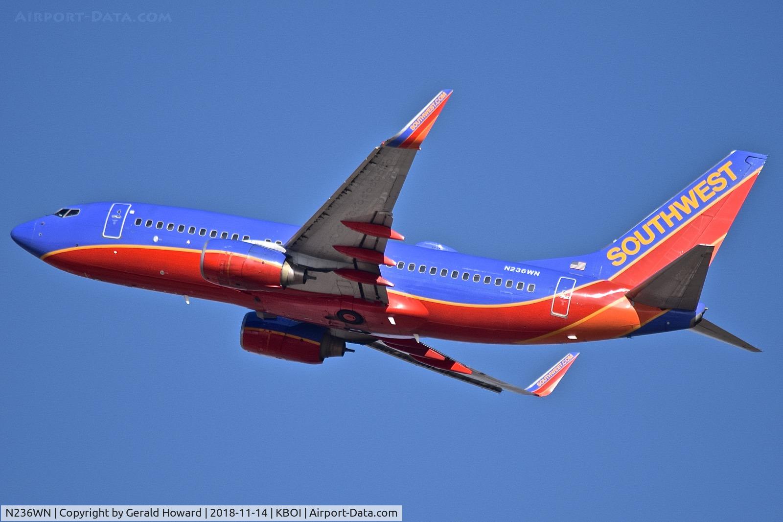 N236WN, 2006 Boeing 737-7H4 C/N 34631, Departing BOI.