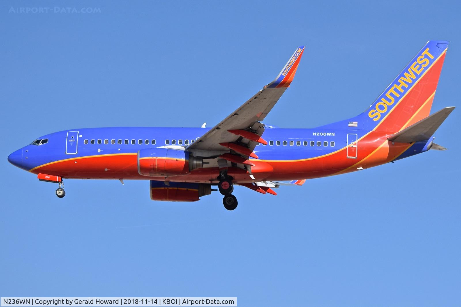 N236WN, 2006 Boeing 737-7H4 C/N 34631, Landing RWY 10L.