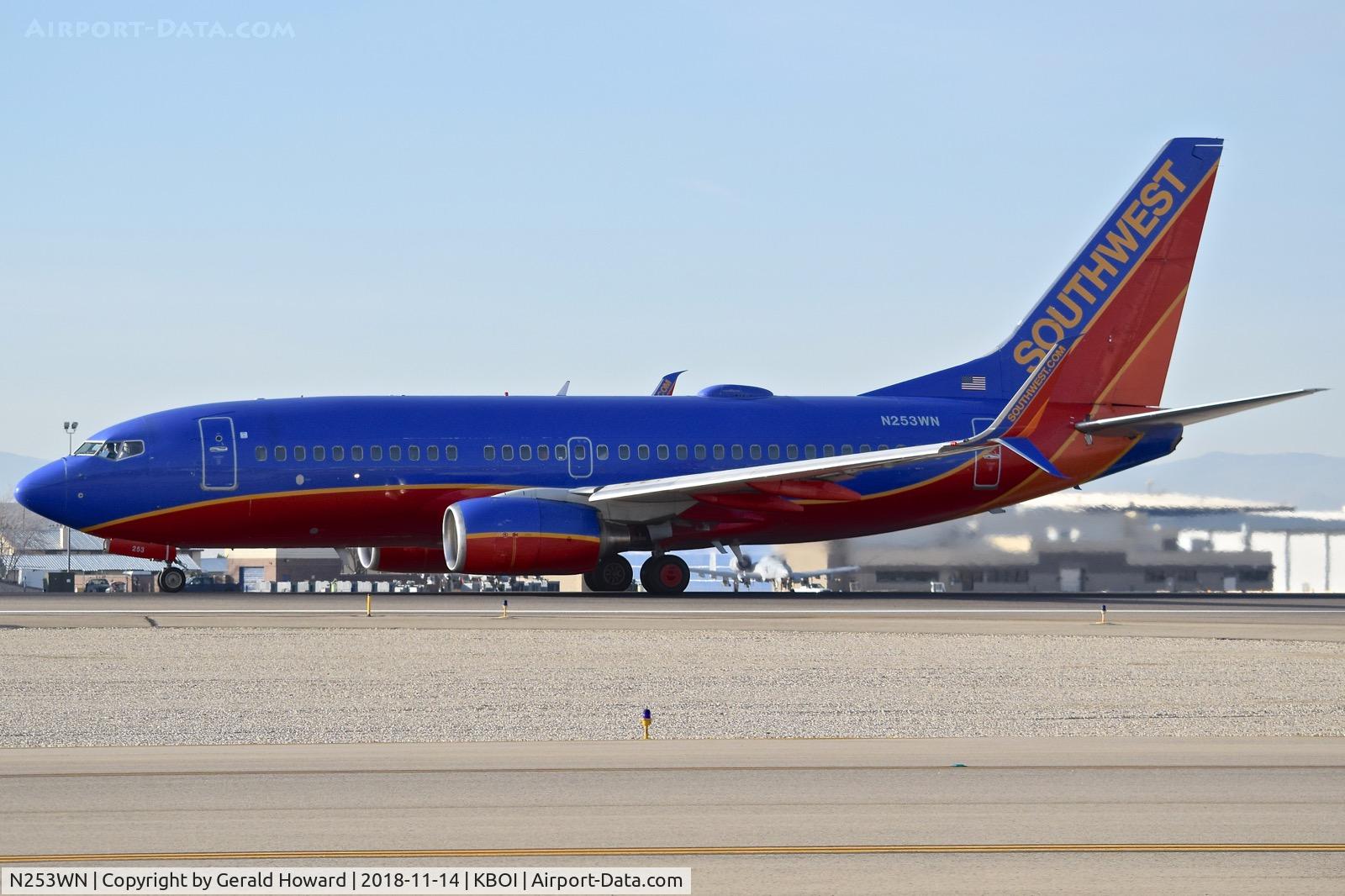 N253WN, 2006 Boeing 737-7H4 C/N 32511, Take off run on RWY 10l.