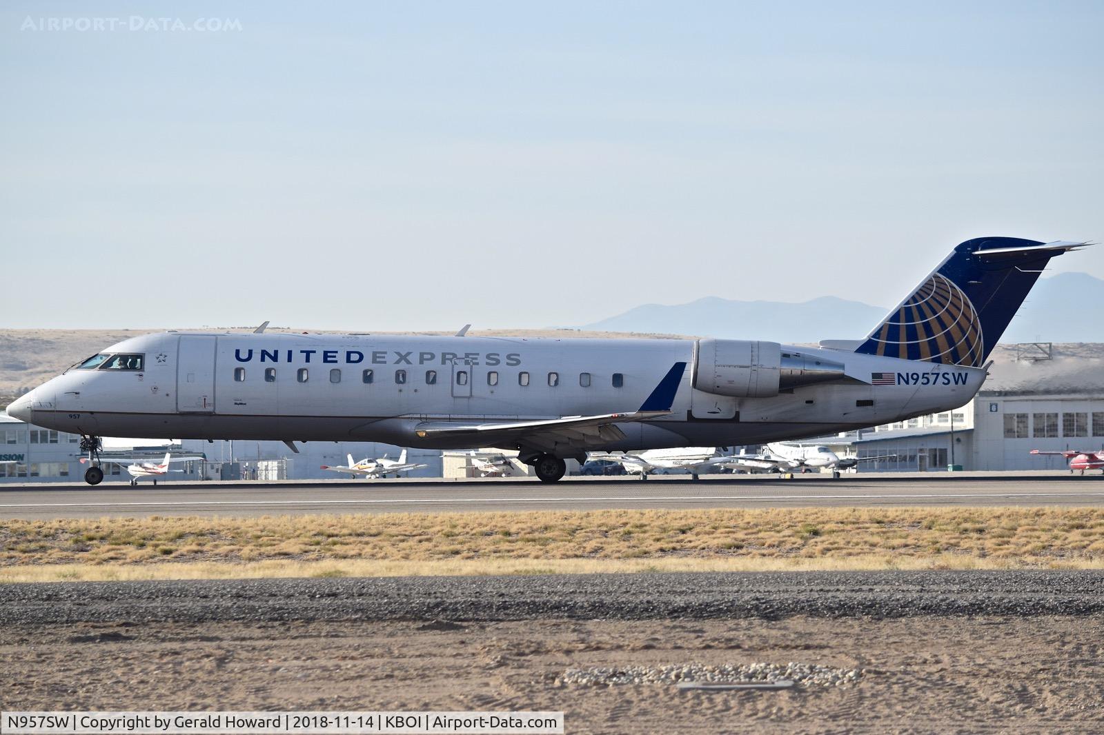 N957SW, 2003 Bombardier CRJ-200LR (CL-600-2B19) C/N 7829, Landing RWY 10L.