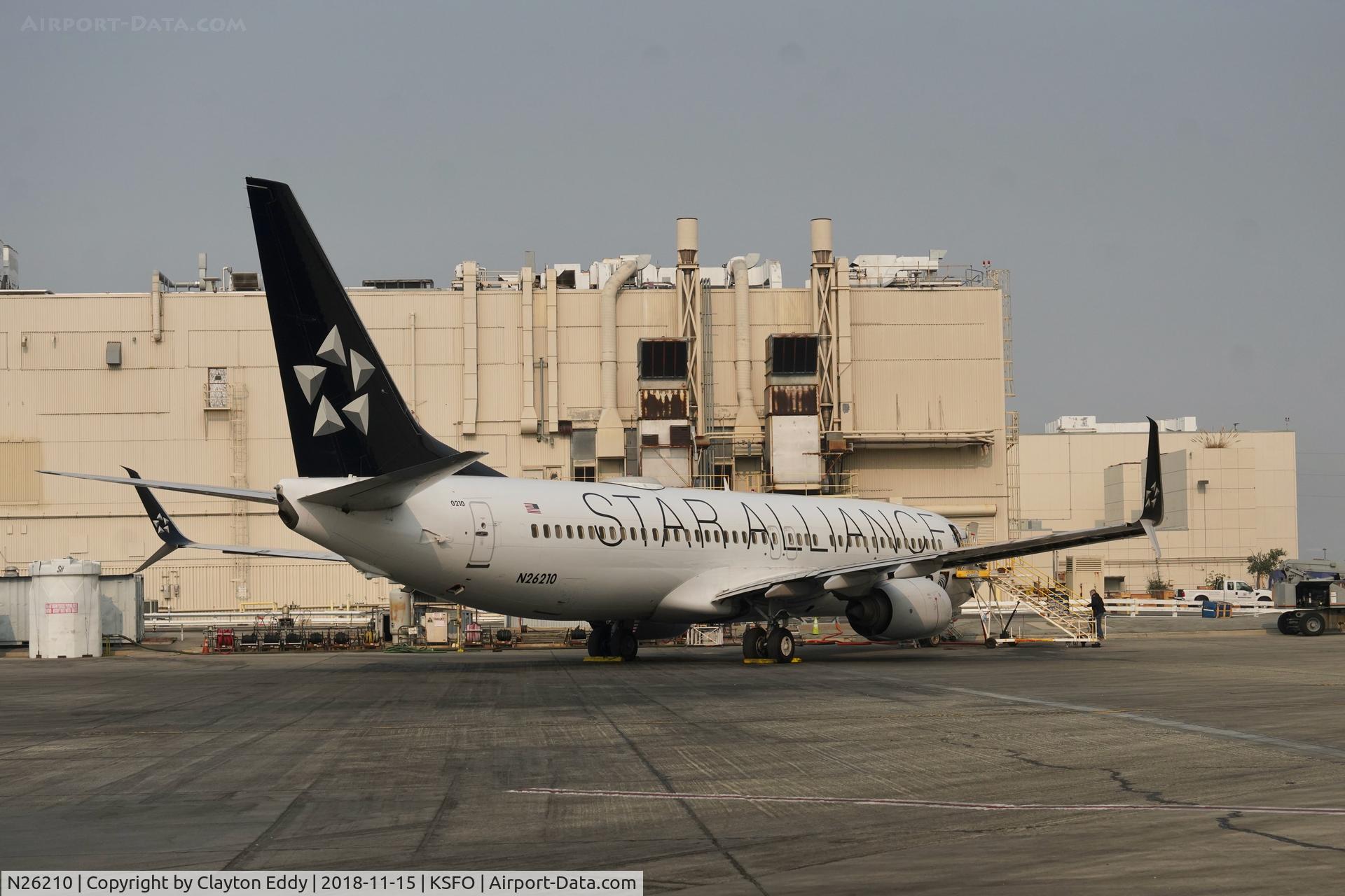 N26210, 1998 Boeing 737-824 C/N 28770, Smoke from Paradise fire SFO 2018.