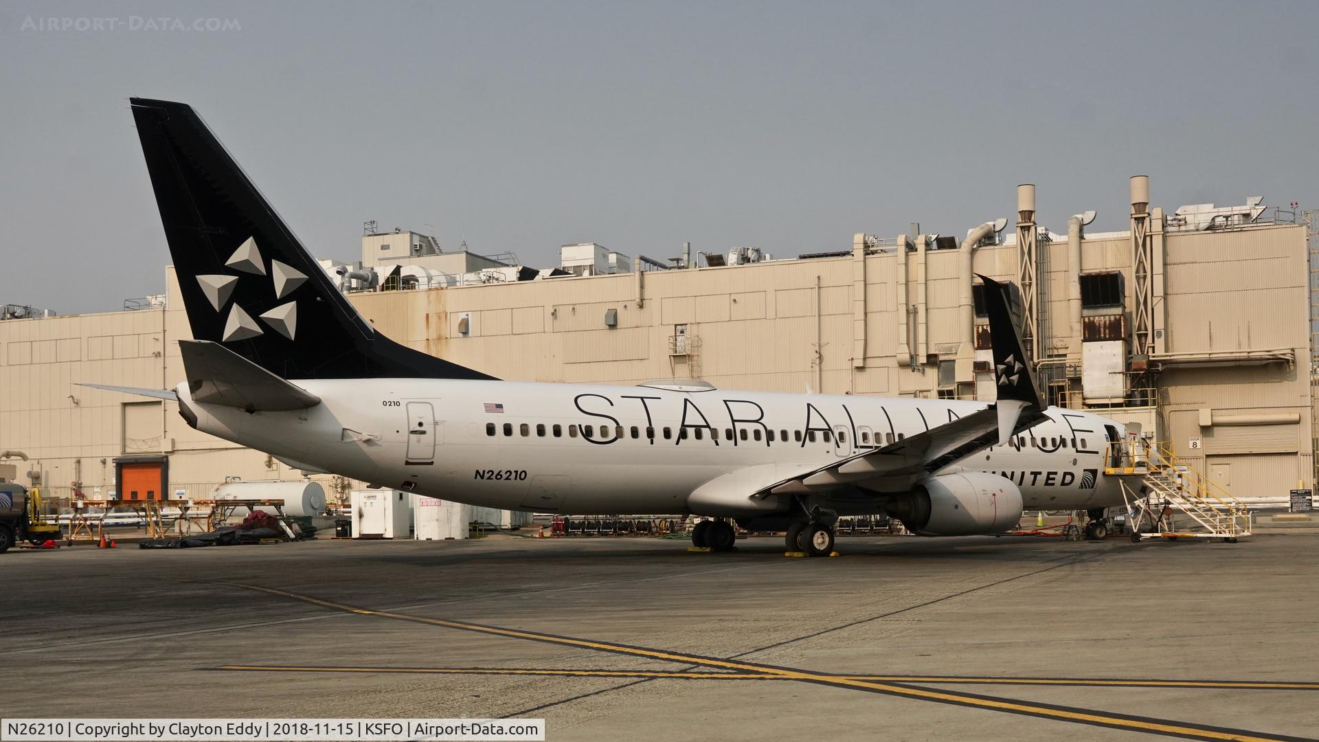 N26210, 1998 Boeing 737-824 C/N 28770, Smoke from Paradise fire SFO 2018.