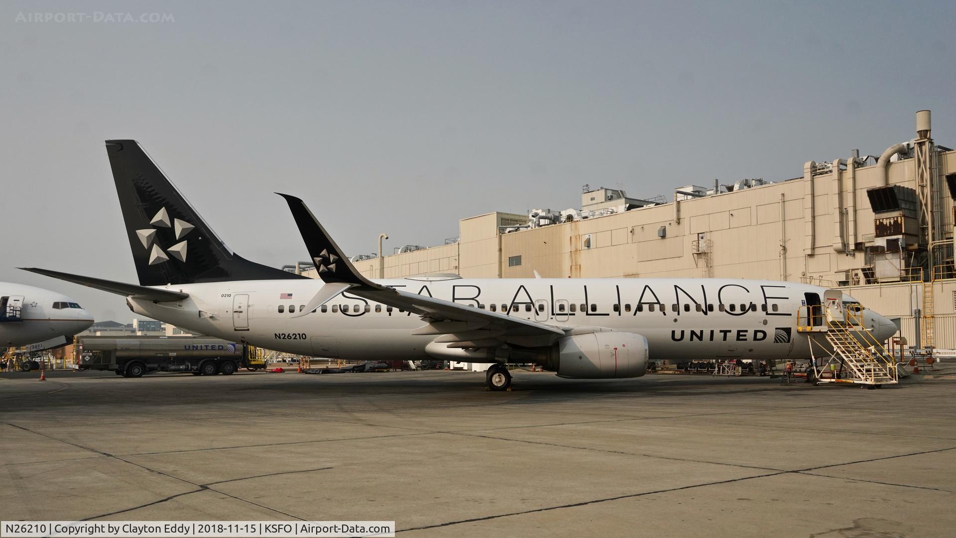 N26210, 1998 Boeing 737-824 C/N 28770, Smoke from Paradise fire SFO 2018.