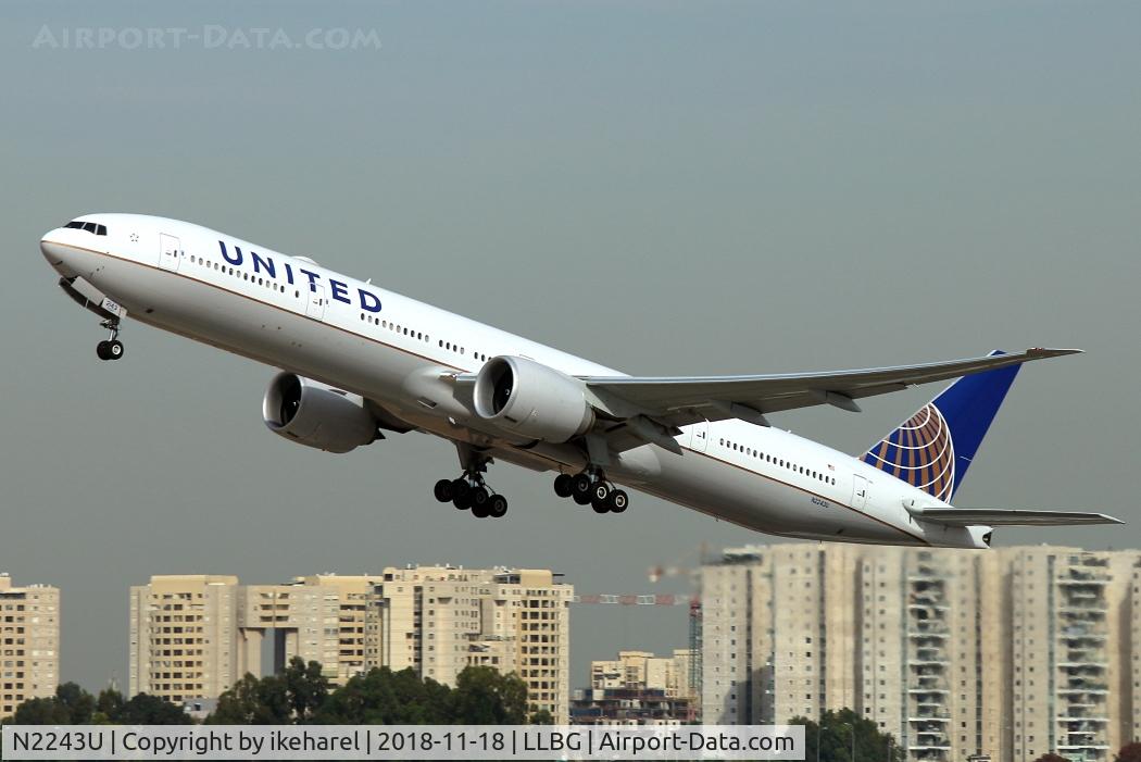 N2243U, 2017 Boeing 777-300/ER C/N 63723, Heavy t/o from runway 26. En-route to Newark.