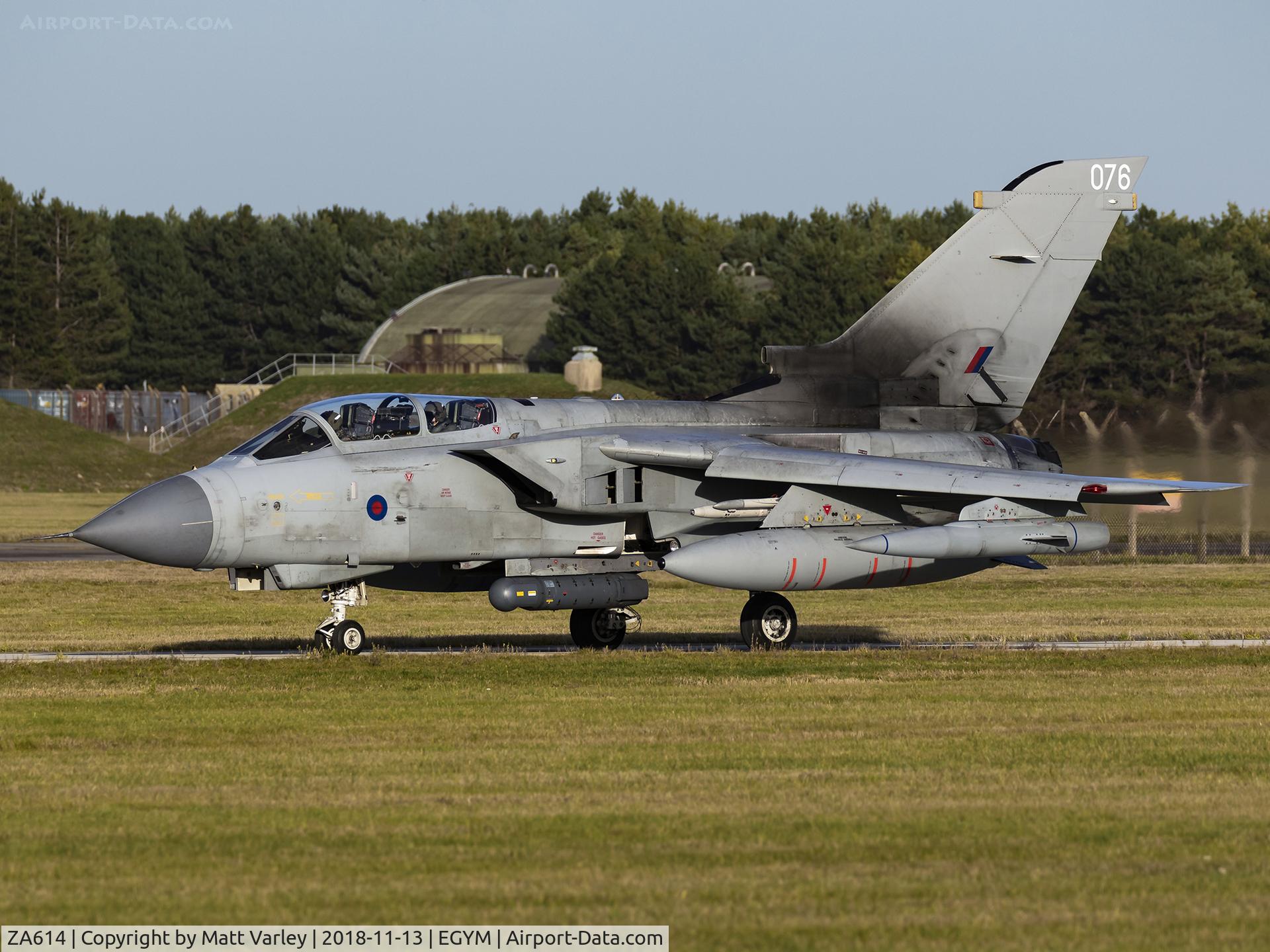 ZA614, 1982 Panavia Tornado GR.4 C/N 153/BS050/3078, Taxiing