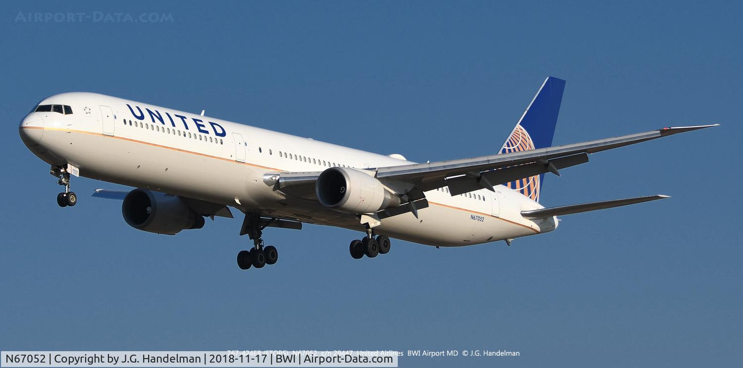 N67052, 2000 Boeing 767-424/ER C/N 29447, To 33L.