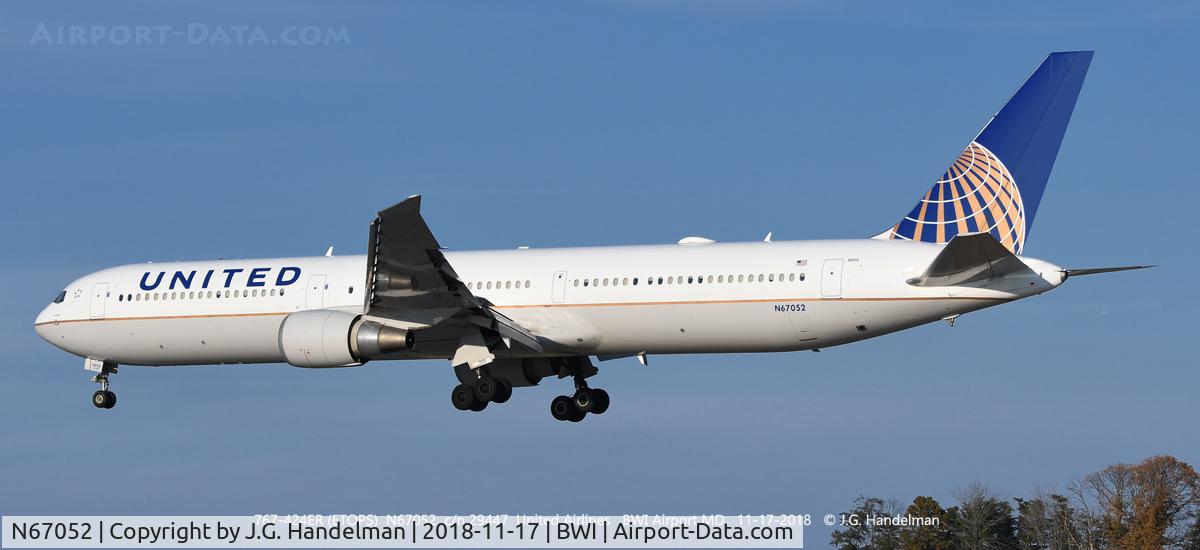 N67052, 2000 Boeing 767-424/ER C/N 29447, Near touch down.