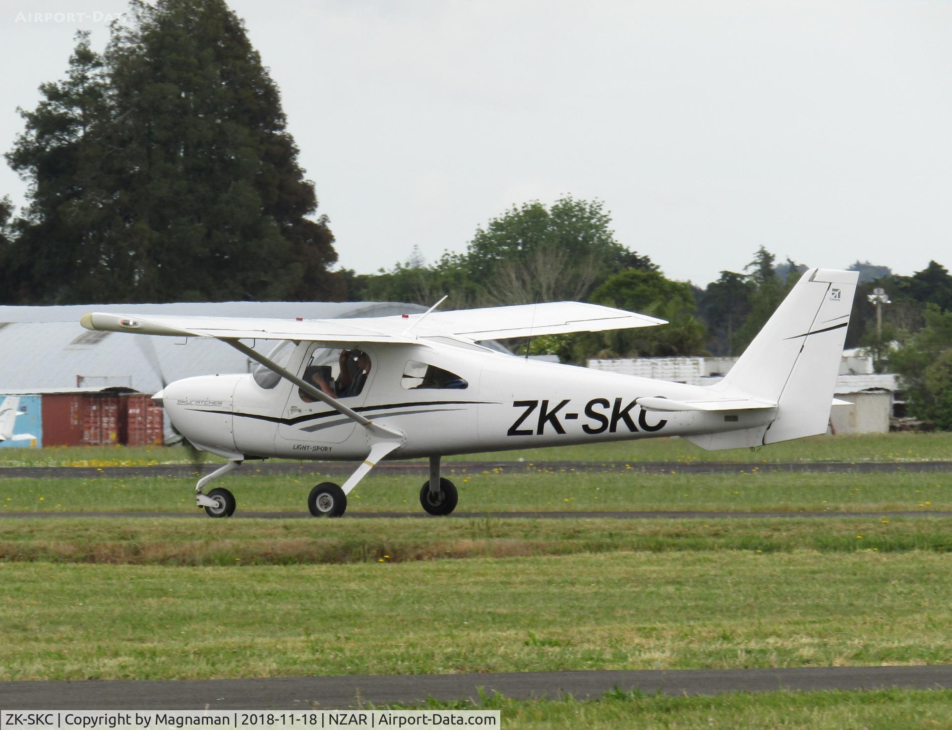 ZK-SKC, Cessna 162 Skycatcher C/N 16200172, taxying in