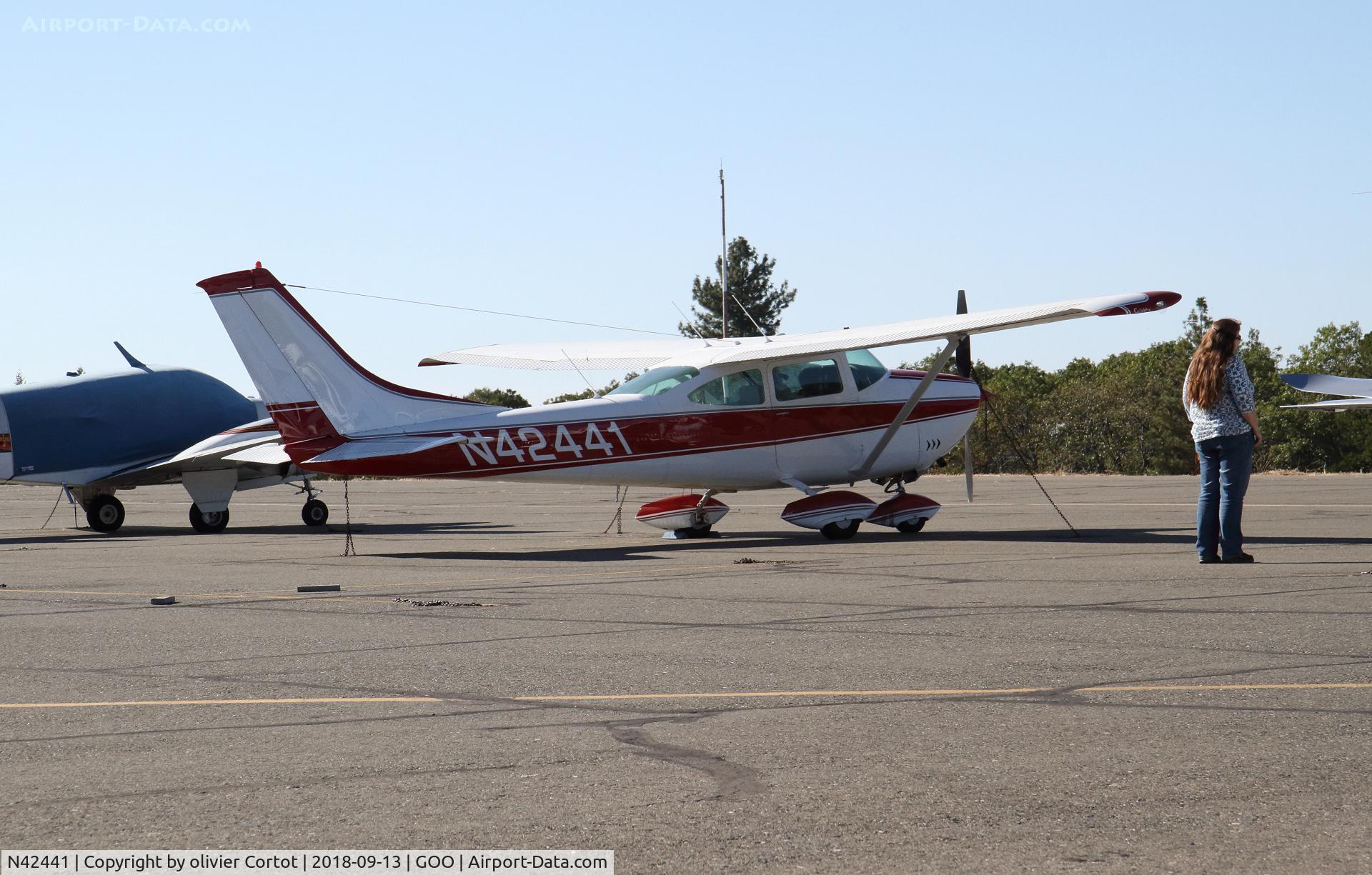 N42441, 1968 Cessna 182L Skylane C/N 18259018, found in Grass Valley airport