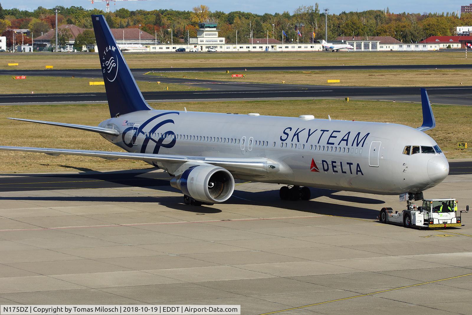 N175DZ, 1999 Boeing 767-332 C/N 29696, 