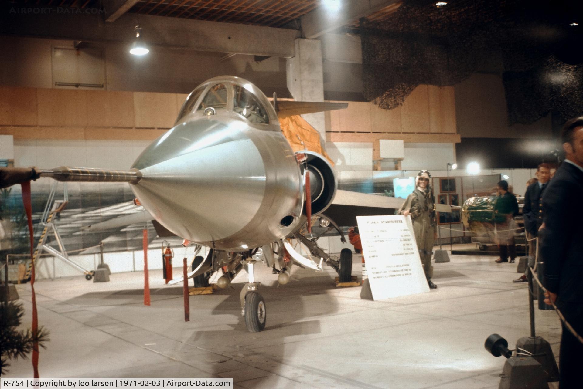 R-754, 1964 Lockheed F-104G Starfighter C/N 683D-6099, Copenhagen Bellacenteret 3.2.1971