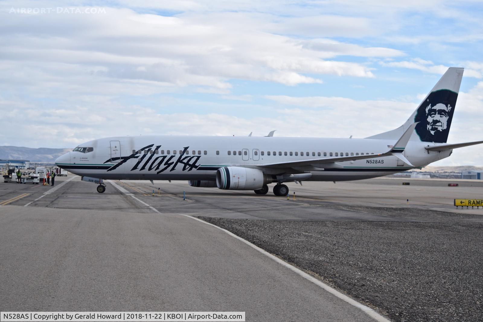 N528AS, 2009 Boeing 737-890 C/N 35695, Taxiing to the gate.