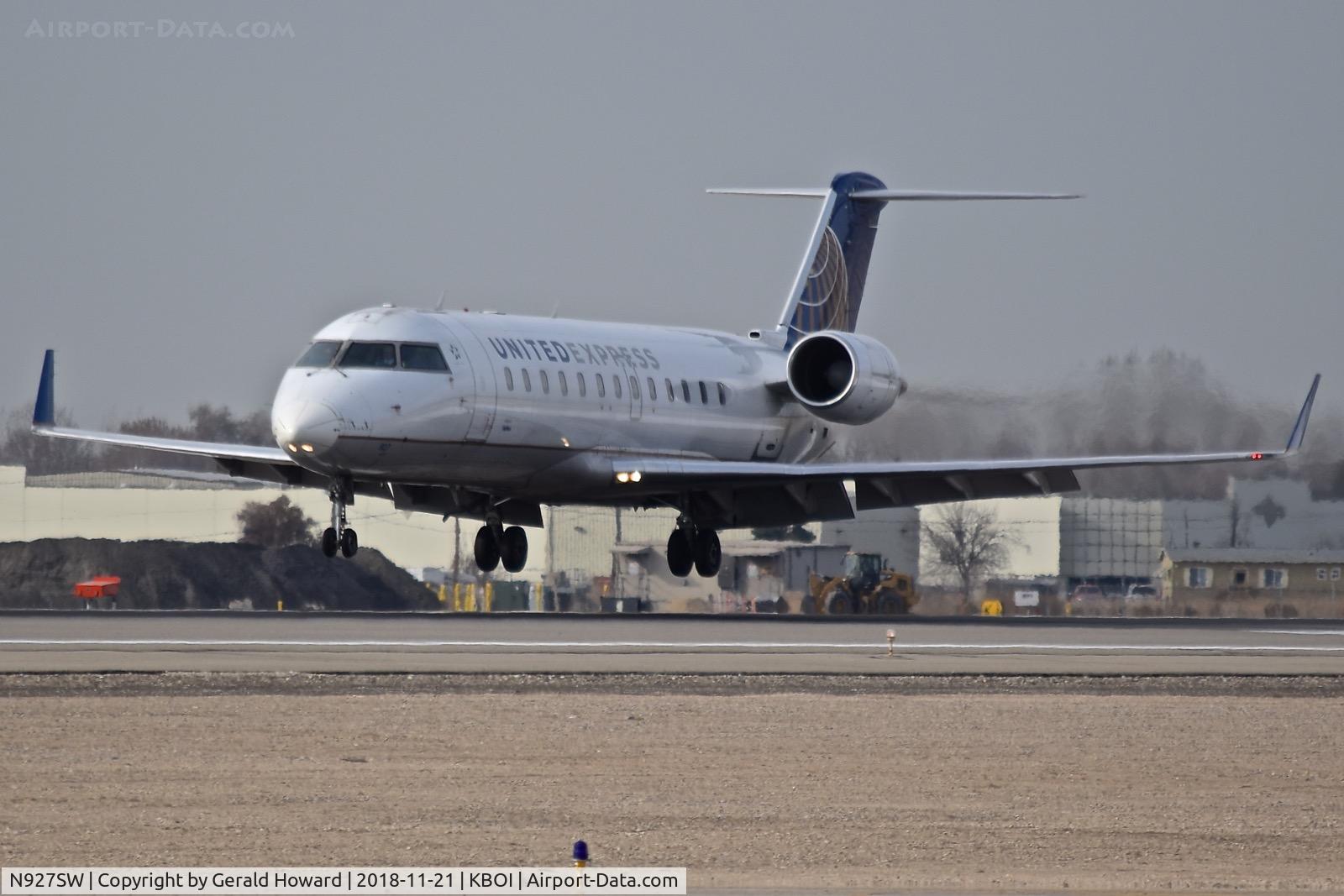 N927SW, 2002 Bombardier CRJ-200ER (CL-600-2B19) C/N 7693, Landing RWY 10L.