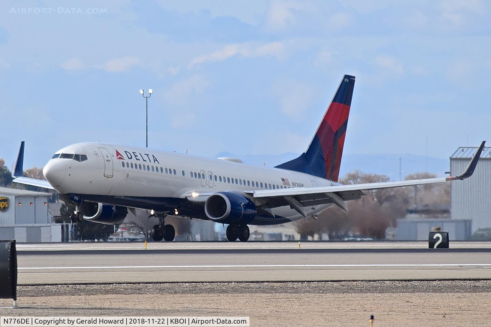 N776DE, 2013 Boeing 737-8EH C/N 39624, Landing RWY 10R.