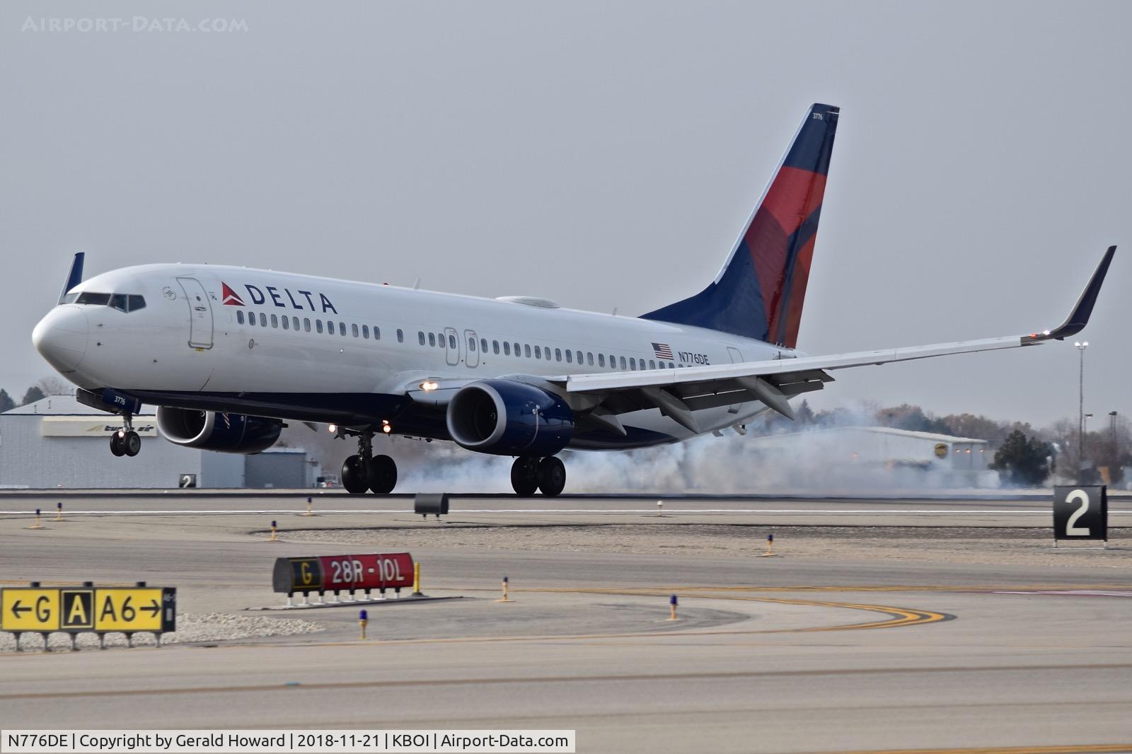 N776DE, 2013 Boeing 737-8EH C/N 39624, Touch down on RWY 10L.