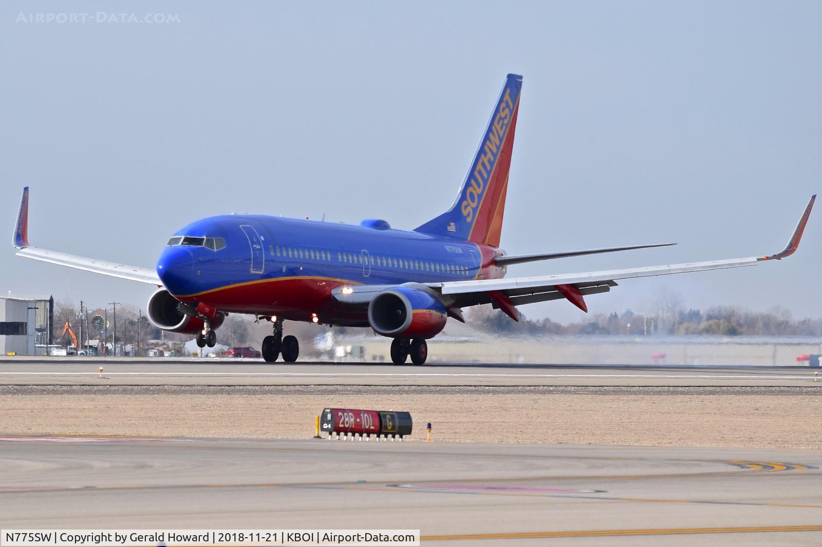 N775SW, 2000 Boeing 737-7H4 C/N 30590, Landing RWY 10L.
