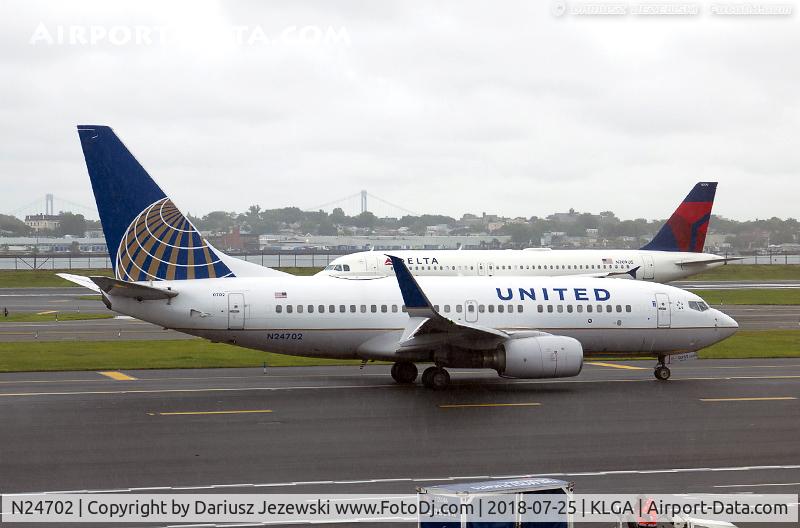 N24702, 1998 Boeing 737-724 C/N 28763, Boeing 737-724 - United Airlines  C/N 28763, N24702