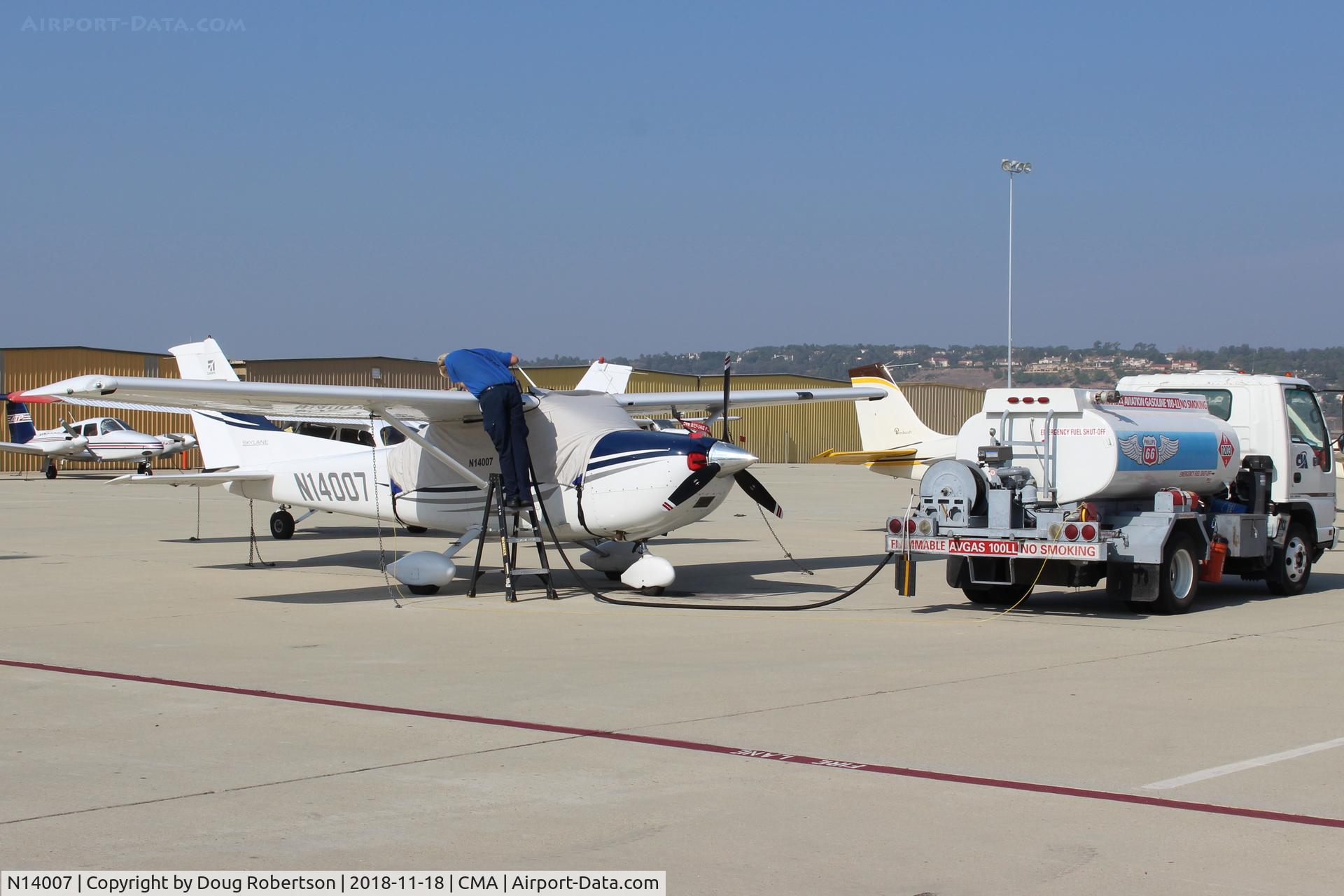 N14007, 2005 Cessna 182T Skylane C/N 18281589, 2005 Cessna 182T SKYLANE, Lycoming IO-540-AB1A5 230 hp, refueling