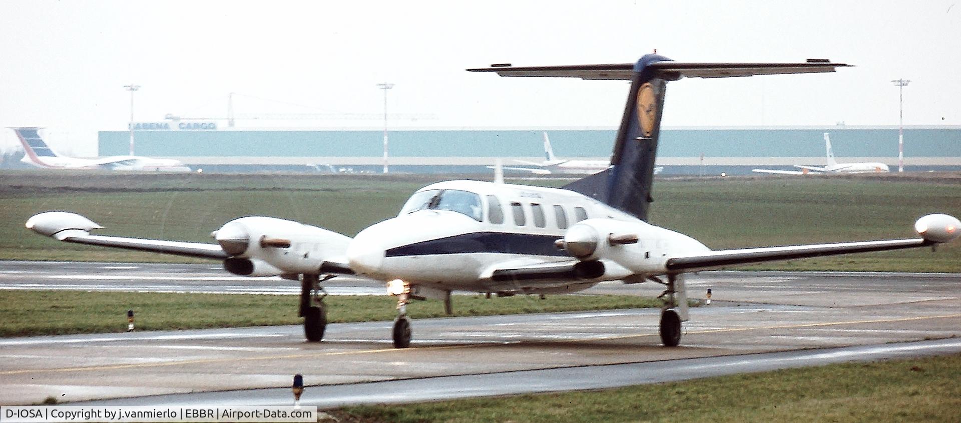 D-IOSA, 1987 Piper PA-42-720 Cheyenne IIIA C/N 42-5501041, Taxiing towards G.A.T.
