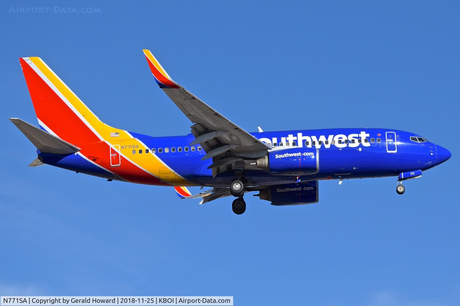 N771SA, 2000 Boeing 737-7H4 C/N 27879, Landing RWY 10L.