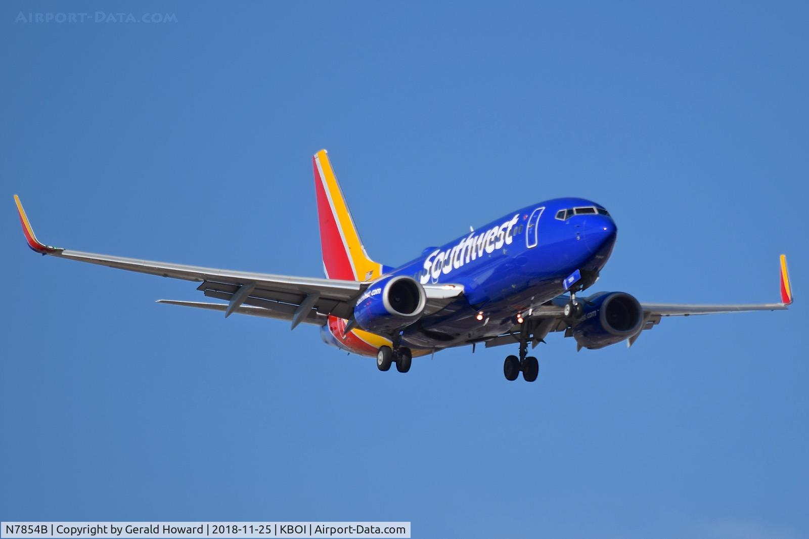 N7854B, 2006 Boeing 737-71B C/N 29372, Landing RWY 10L.