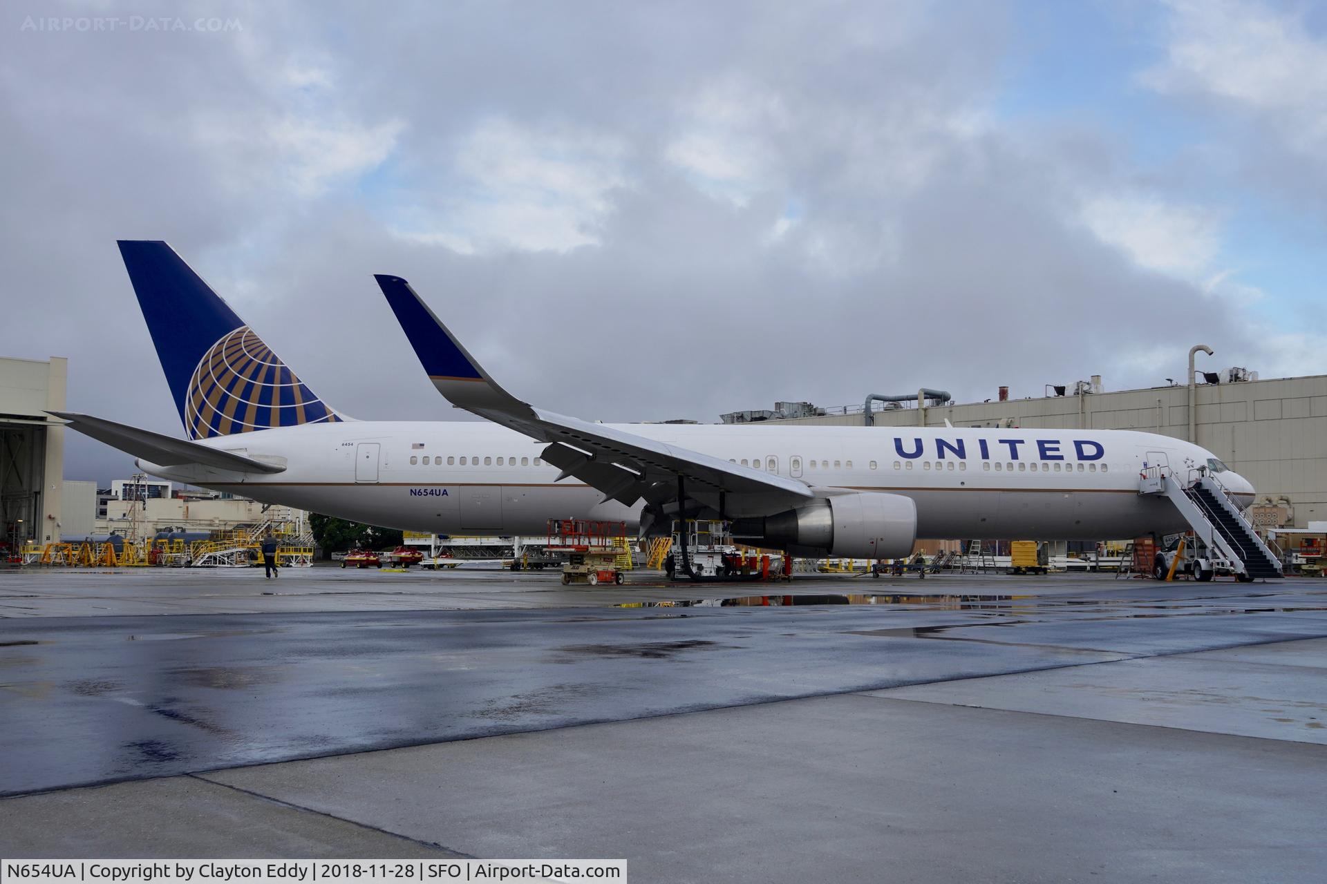N654UA, 1992 Boeing 767-322ER C/N 25392, SFO 2018.
