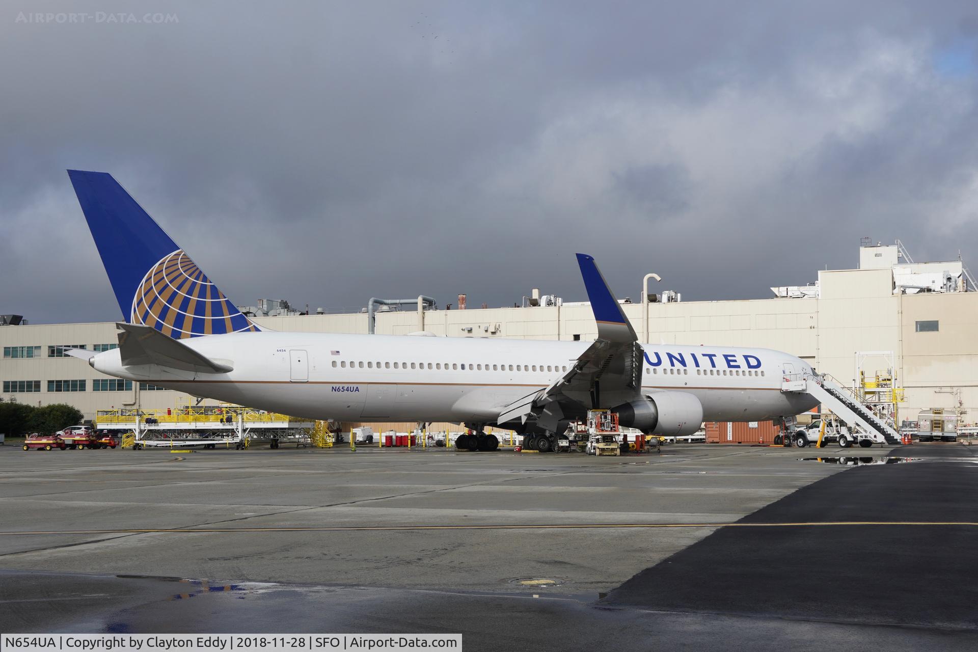 N654UA, 1992 Boeing 767-322ER C/N 25392, SFO 2018.