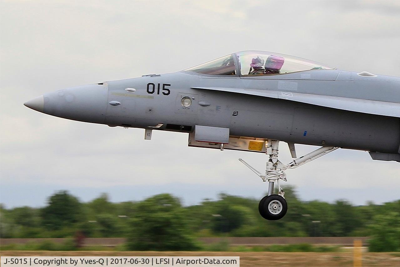 J-5015, McDonnell Douglas F/A-18C Hornet C/N 1361/SFC015, Swiss Air Force McDonnell Douglas FA-18C Hornet, Landing rwy 29, St Dizier-Robinson Air Base 113 (LFSI) Open day 2017
