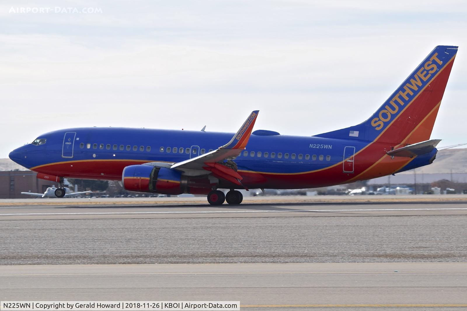 N225WN, 2005 Boeing 737-7H4 C/N 34333, Landing roll out on RWY 10L.